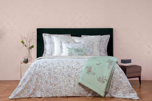 Новая коллекция постельного белья Yves Delorme представлена в разных тканях и цветах