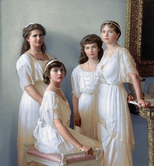 Великие княжны Мария, Татьяна (сидит), Анастасия и Ольга Николаевны, начало XX века