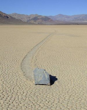 Самоходные камни в Долине Смерти в США