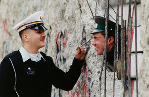 11 исторических фото Берлинской стены, которая 28 лет разделяла Берлин на две части
