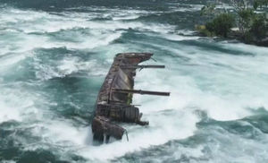 Ржавая баржа-призрак ползет в Ниагарский водопад