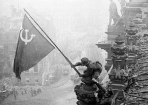 Зачем советская цензура изменяла фотографии на Великой Отечественной