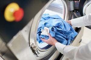 Как правильно стирать шторы вручную и в стиральной машинке
