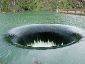 10 эпичных фото и видео озера Берриесса с самой большой воронкой в мире
