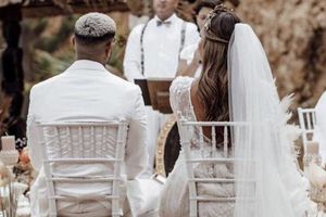 Девушка с пышными формами вышла замуж, и ее свадебное платье покорило Интернет