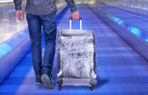 Почему не стоит обматывать чемодан пленкой во время поездки