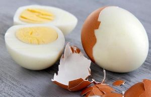 Народный способ, как сварить яйца, чтобы скорлупа слезала без проблем
