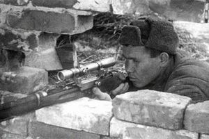 На охоту за советским снайпером Зайцевым в Сталинграде отправили лучшего немецкого снайпера. Но Зайцев его выследил сам