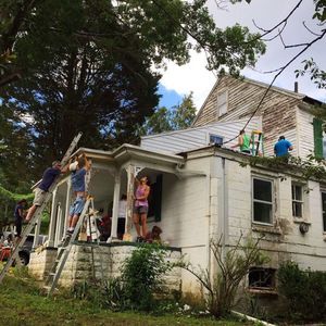 Добрые соседи отремонтировали и покрасили дом учительницы-пенсионерки