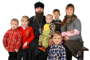 РПЦ предлагает семьям рожать много детей и смириться с бедностью