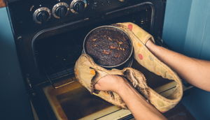 Как сделать съедобным подгоревший пирог