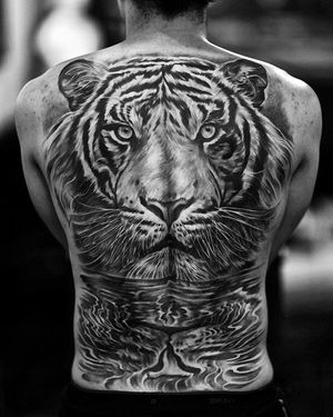 Впечатляющие татуировки на спине