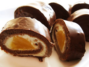 Сладкие роллы из шоколадных блинов - пошаговый рецепт приготовления