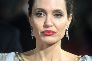 Красотка Анджелина Джоли без фотошопа выглядит настоящей старушкой