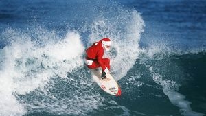 Санта-Клаус на серфе: фото о том, насколько безумно и круто проходит Новый год в Австралии
