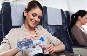 Почему на борт самолета нельзя проносить жидкость
