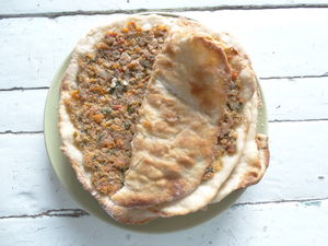 Турецкие лепёшки. В них есть мясо и овощи, много начинки и такое безумно вкусное тесто
