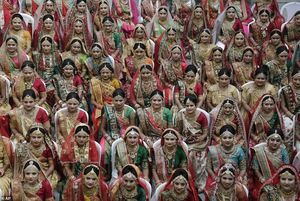 Коллективная свадьба невест из бедных семей  в Индии