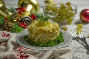 Салат «Новогодняя сказка» с фруктами и сыром