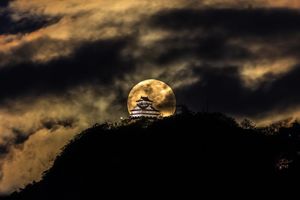 Японский фотограф запечатлел великолепный замок Гифу на фоне полнолуния
