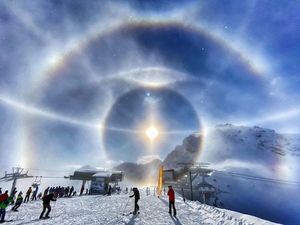 Лыжник запечатлел невероятные световые ореолы в швейцарских Альпах
