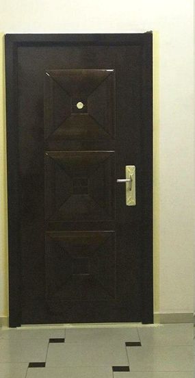 Надоела скучная коричневая входная дверь – превратила ее в изумрудную