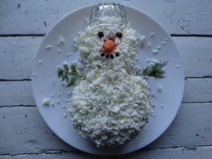 Зимний салат Снеговик — на самом деле внутри может быть любой, но мой – мясной, как любит муж