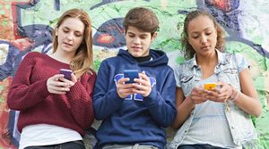 В США хотят запретить пользоваться смартфонами до 21 года