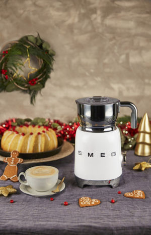 Компания Smeg выпустила вспениватель молока MFF01
