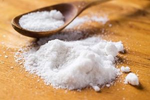 Поваренная соль на даче: варианты использования