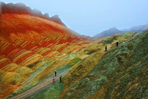 6 сказочных фото разноцветных гор Дэнксия в Китае