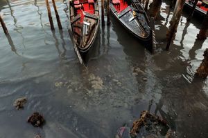 Через два месяца после рекордных наводнений каналы Венеции пересохли
