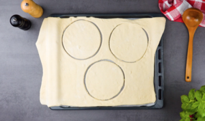 Вкусный и сытный пирог с салями в кастрюльке: это простое и сытное блюдо порадует всех!