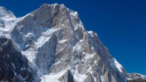 Головоломка недели: как альпинисту спуститься со скалы