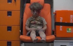 Душераздирающий момент: 5 летний мальчик сидит в одиночестве после авиаудара в Сирии
