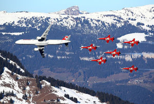 Полет Airbus A321 и истребителей F-5E Tiger в горах Швейцарии