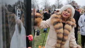 "Руки не подала": Кричавшая "гип-гип ура" вдова Караченцова едва не прокляла Mеньшову за вопрос