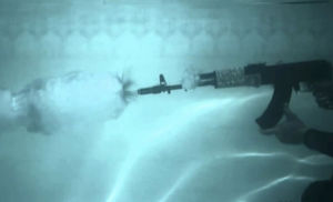 Калашников стреляет под водой: эксперимент сняли на видео