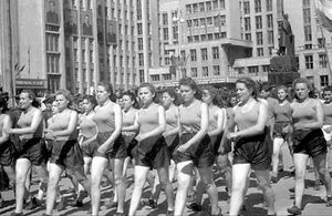 Почему советские женщины ходили в семейных трусах