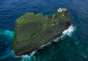 Кому светит маяк на необитаемом маленьком острове