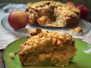Шарлотка — нестандартный рецепт: тесто не бисквитное, не сухое, а сочное и без перемешивания с яблоками