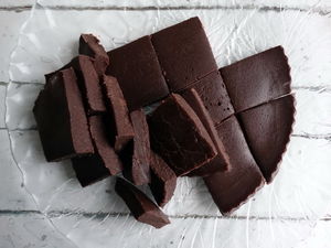 Шоколадный фадж — настоящая находка от английских кондитеров, часто спасает меня, когда хочется чего-то вкусненького
