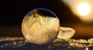 Хрустальные шары: Девушка фотографирует мыльные пузыри в мороз