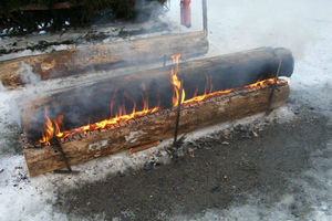 Таежный костер из бревна: горит в мороз всю ночь