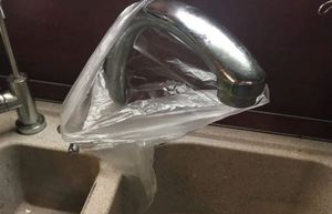 Зачем нужно надевать пакет на кран на кухне: трюк от опытных хозяек