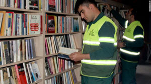  Турецкие сборщики мусора открыли библиотеку из выброшенных книг