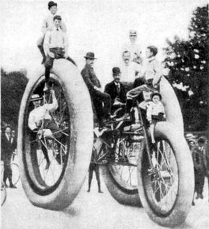Гигантский трехколесный велосипед в 1896 году