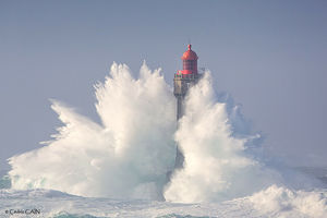 Успел скрыться за долю секунды до 30 метровой волны (реальное фото): как смотрители маяка сходили с ума от ужаса во время шторм