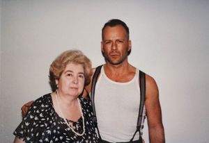 Старый фотоальбом с фотографиями таинственной женщины, позирующей с голливудскими знаменитостями, взбудоражил Интернет (32 фото)