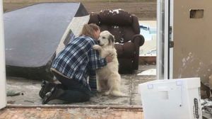 Хозяйка обнимала собаку, плакала и извинялась перед ней. Питомица выжила после того, как торнадо разрушил дом